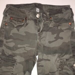 True Religion World Tour Women’s Green Camo Section Cargo Legging | Size 27